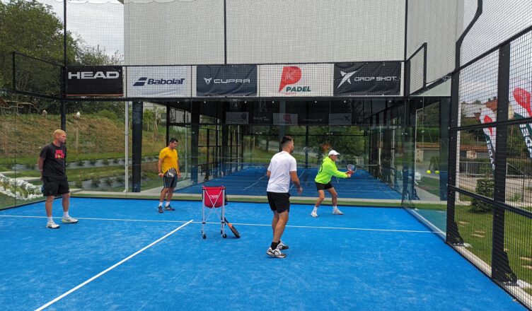 nácvik bekhendu od boční stěny kurz padelu